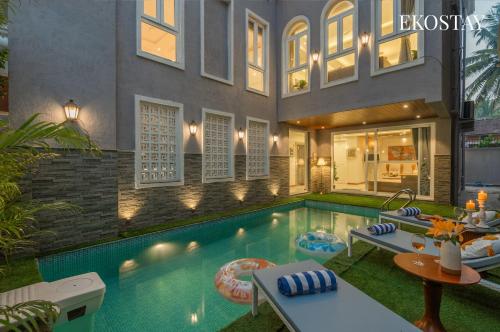 Piscina de la sau aproape de EKOSTAY - Ivory Goose Villa