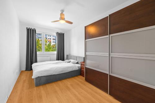 Postel nebo postele na pokoji v ubytování Spacious 3-Bedroom Apartment with Park View in Petržalka