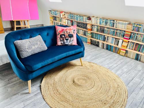 Perpustakaan di vila ini