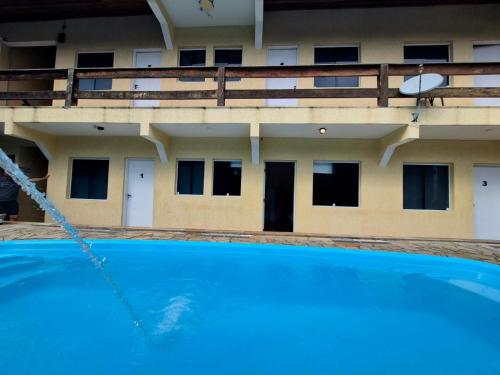 ein leerer Pool vor einem Gebäude in der Unterkunft Hospedagem Econômica Flor de Maria 2 in Caraguatatuba