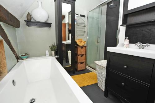 Vannituba majutusasutuses Perfect Booking The Buttery 500 Year Old Cottage