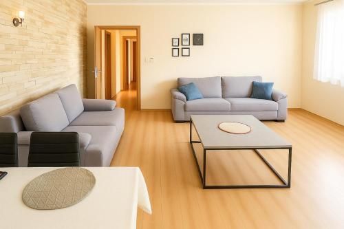 APARTAMENT USTROŃ PONIWIEC NIEOPODAL CZANTORII dwie sypialnie, osobna kuchnia, ogrodzony parking