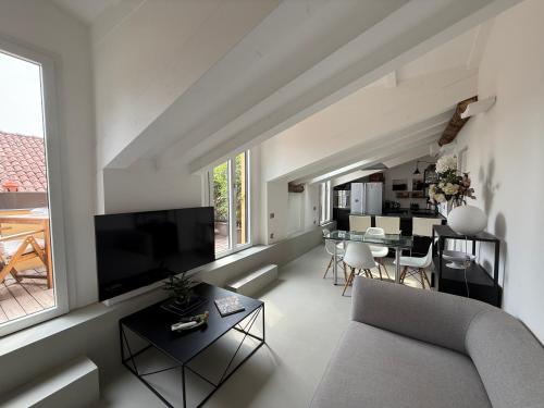 TV a/nebo společenská místnost v ubytování Milano Navigli Corte Bella