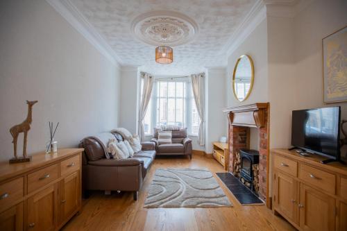 a living room with a couch and a tv at Cosy City Home from home! in Portsmouth