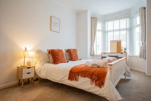 a bedroom with a large bed with towels on it at Cosy City Home from home! in Portsmouth
