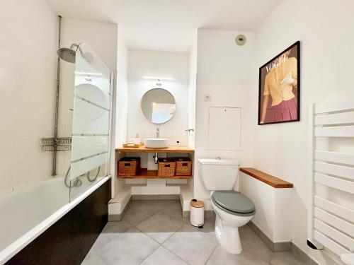 a bathroom with a toilet and a sink at Appartement Gratte-Ciel 4p Chek in H24 in Villeurbanne