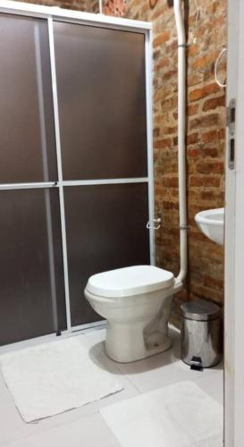 a bathroom with a toilet and a sink at Sítio Vô Luizinho in Nova Trento