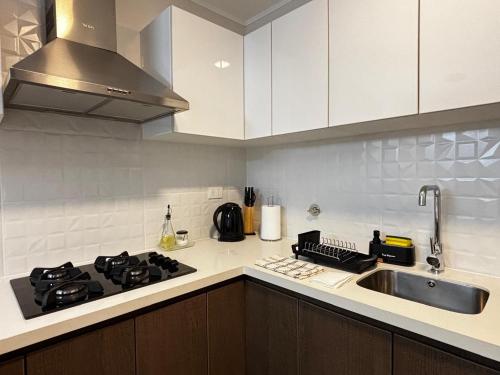 a kitchen with a stove and a sink at Apartamento en Miraflores in Lima