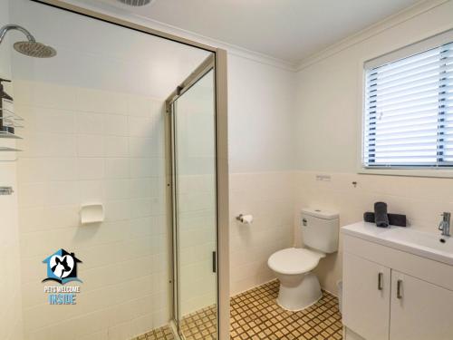 Ένα μπάνιο στο Shaka Seaside Retreat with Beach Access