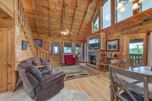 a log cabin living room with a table and chairs at Dream View in Greystone Heights