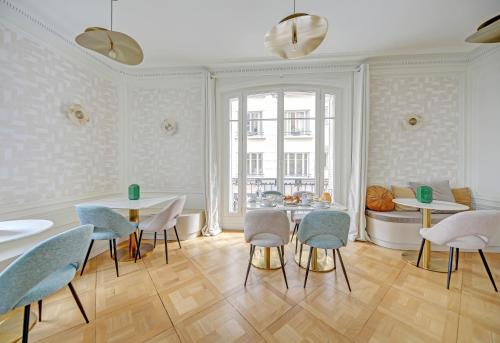 a living room with tables and chairs and a tub at Maison Scheffer in Paris