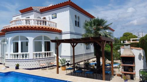 Les tres Calesにあるcasa Costa Doradaのプールと家のあるヴィラ