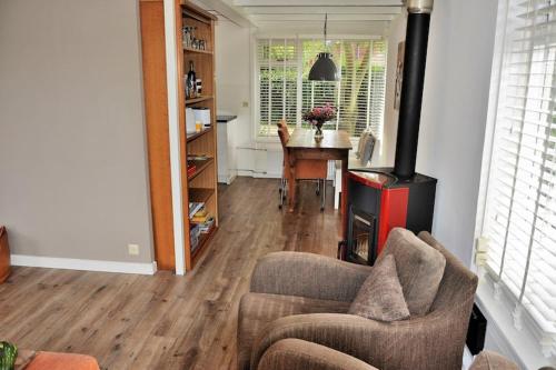 Ruang duduk di Marinus, lovely bungalow near the sea and most beautiful dune area in the Netherlands