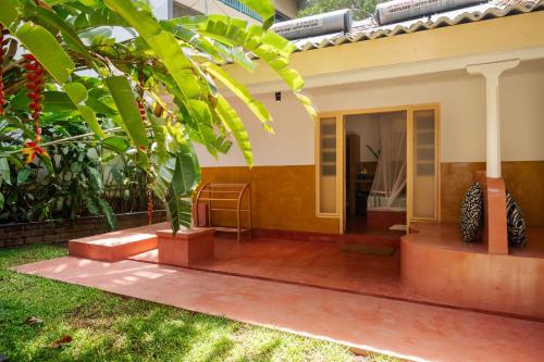 Ein Garten an der Unterkunft Dots Bay House