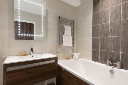 A bathroom at Park Hall Hotel and Spa Wolverhampton