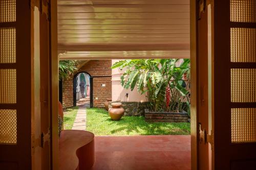 Ein Garten an der Unterkunft Dots Bay House
