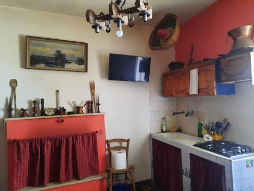 a kitchen with a stove and a red wall at PM 15 Via Rinforzi in Monteodorisio