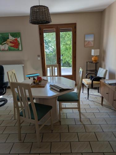 une salle à manger avec une table et des chaises dans l'établissement Chez Nath, à Wimille