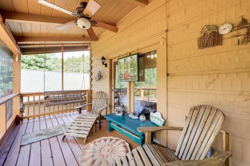Ruang duduk di Panoramic Mountain Views and Decks Franklin Cabin!