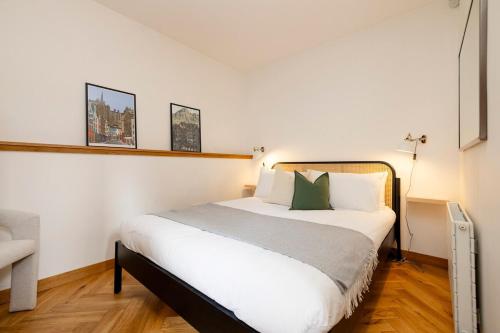 Postel nebo postele na pokoji v ubytování Bright 1-bedroom house by Holyrood Park