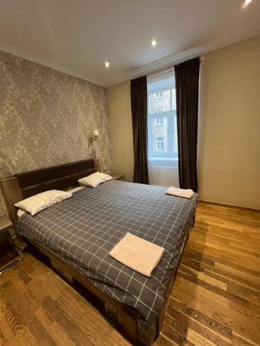 Ένα ή περισσότερα κρεβάτια σε δωμάτιο στο Riverside Embassy apartment Huge with free parking