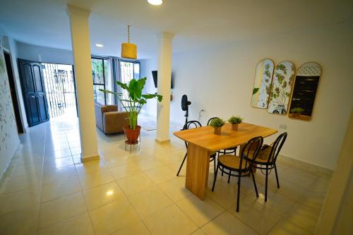 a living room with a wooden table and chairs at Tu casa en Cartagena-Torices in Cartagena de Indias