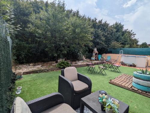 a garden with chairs and a table and a grill at Casa Tau in Larrasoaña
