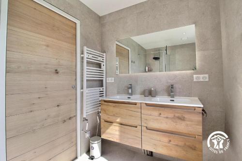 a bathroom with a sink and a mirror at Ty bayon in Belz