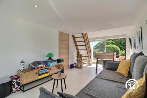 a living room with a couch and a ladder at Ty bayon in Belz