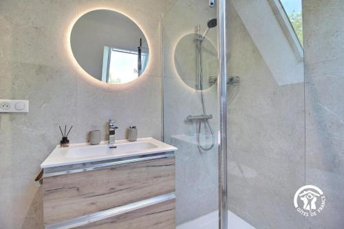 a bathroom with a sink and a mirror at Ty bayon in Belz