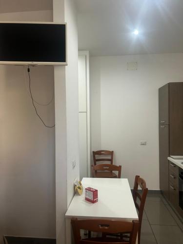 a kitchen with a table and chairs and a tv at B&B Relax in Agropoli
