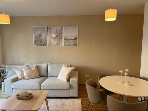 Posezení v ubytování 2BR, Danube, Balkon, Central, U6 & S-Bahn - Axara Housing BRN 38