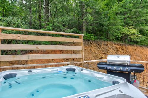 Fotografie z fotogalerie ubytování Cardinal Pool Cabin v destinaci Rocky Grove