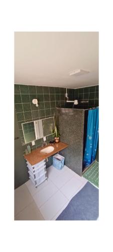 a bathroom with a desk and a sink in a room at Apartamento - Centro Itapuã - 2Q in Vila Velha