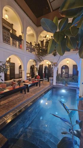 Piscina a Riad Alboraq o a prop