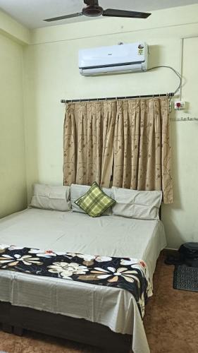 Ένα ή περισσότερα κρεβάτια σε δωμάτιο στο Shri Narayan Home Stay