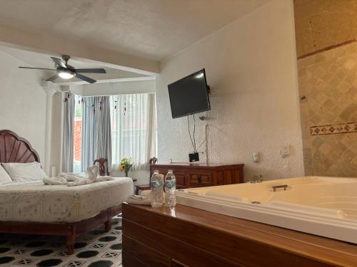 Una televisión o centro de entretenimiento en Hotel Fiesta Palmar