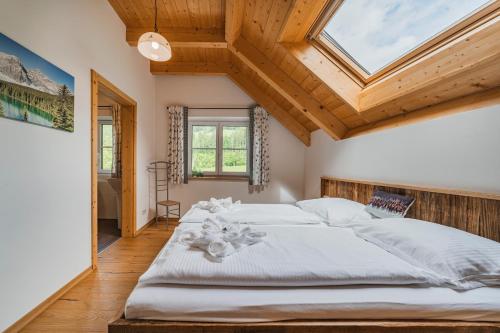 Oberweiglhof Penthouseにあるベッド