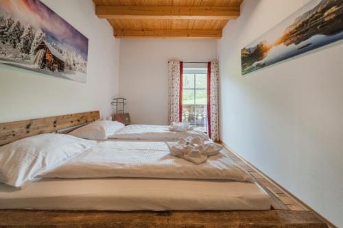 Oberweiglhof Penthouseにあるベッド