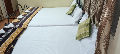 Ένα ή περισσότερα κρεβάτια σε δωμάτιο στο Shri Narayan Home Stay