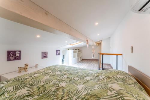 Un dormitorio con una cama grande en una habitación. en Gite En Provence, en Saze