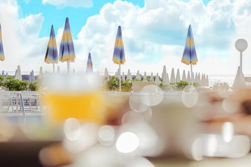 une vue de la ville depuis une table, un verre à la main dans l'établissement Hotel Marco, à Lido di Savio