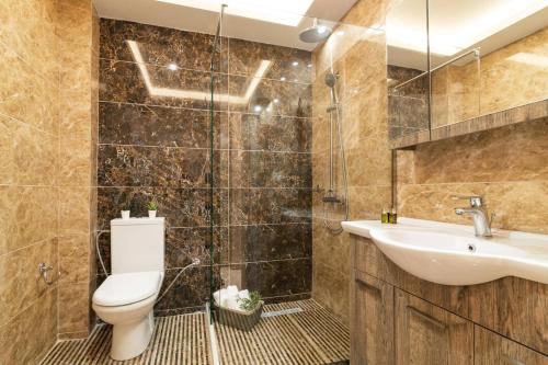 une salle de bain avec toilettes, lavabo et douche dans l'établissement Villa Adelasia by Villa Plus, à Lithakia