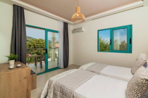 une chambre avec un lit et une grande fenêtre dans l'établissement Villa Adelasia by Villa Plus, à Lithakia
