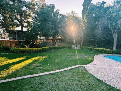 Bazén v ubytování Pool & Garden Winelands Retreat nebo v jeho okolí