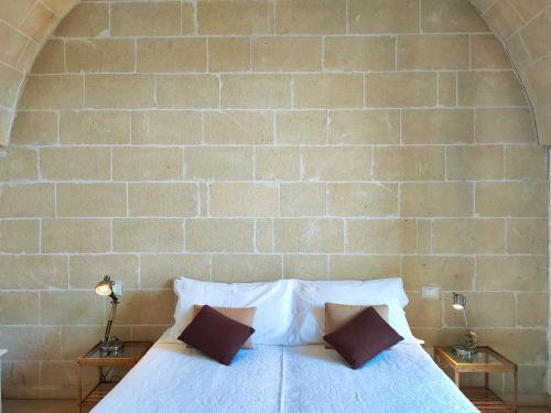 Una cama o camas en una habitación de Doma Camilla di Casa Camilla Journey