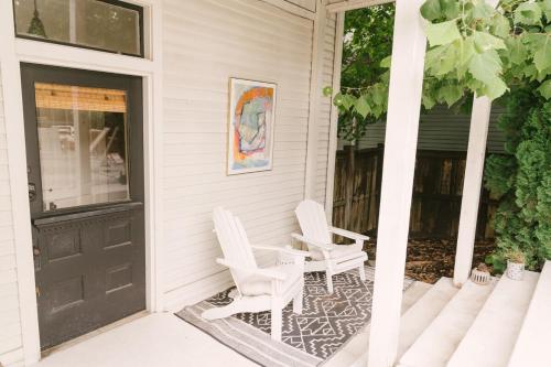 Ảnh trong thư viện ảnh của Historic Gem 4 BR with POOL walk to all hotspots ở Nashville