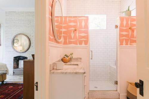 Ảnh trong thư viện ảnh của Historic Gem 4 BR with POOL walk to all hotspots ở Nashville