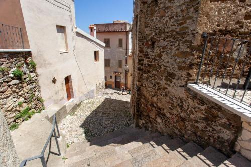 an alley with a chair next to a building at Prenda Home Holiday in Posada