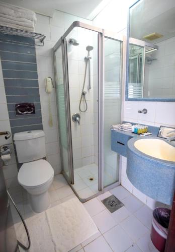 a bathroom with a shower and a toilet and a sink at Jadda Al Khalil Hotel in Al Masfalah